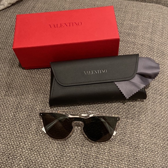 Valentino Garavani 🕶️ - Picture 3 of 6